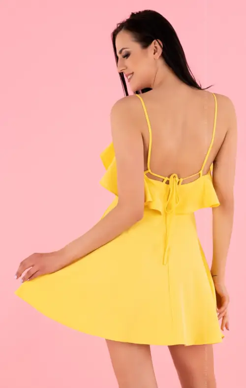 Žluté letní šaty s volnými zády